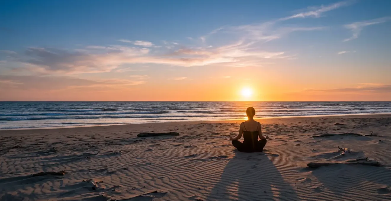 Vue minimaliste d'une personne méditant face à l'océan au coucher du soleil, environnement naturel apaisant