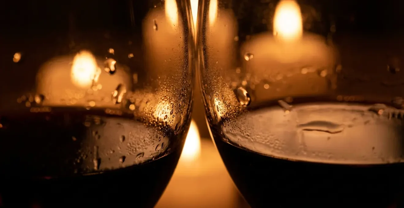 Détails intimes d'une soirée romantique capturés en macro